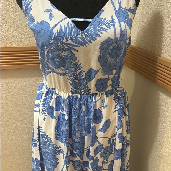 My Michelle Floral Blue and White Criss Cross Strap Wide Leg Jumpsuit Size 5! - Picture 9 of 16